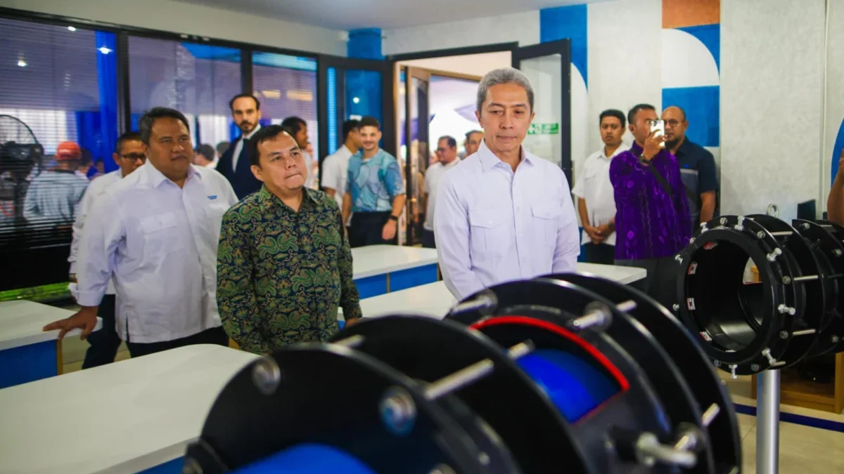 Wali Kota Bogor, Dedie A. Rachim didampingi Ketua DPRD Kota Bogor, Adityawarman Adil meninjau sejumlah fasilitas di Training Center Tirta Pakuan, Rabu (18/6). (Yudha Prananda / Jabar Ekspres)