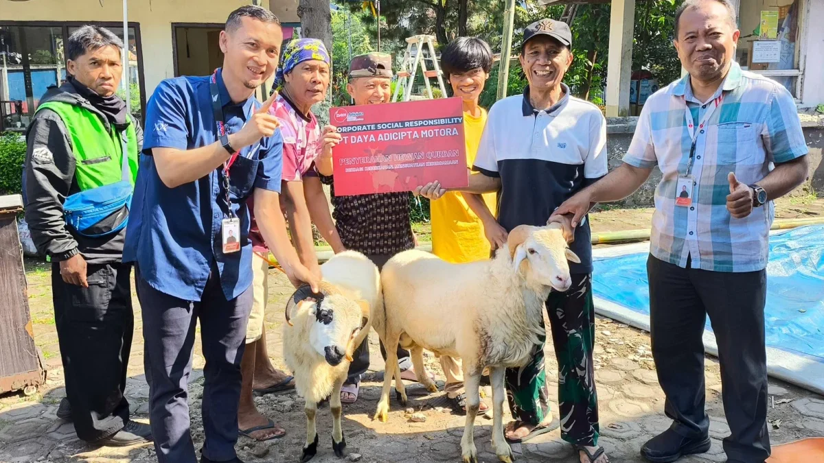 Perwakilan PT DAM saat menyalurkan hewan kurban