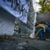 Seorang mahasiswa meletakan kotoran sapi saat Aksi Simbolik BEM SI Kerakyatan Jabar di depan Gedung DPRD Jawa Barat, Kota Bandung, Senin (30/6). Foto: Dimas Rachmatsyah / Jabar Ekspres