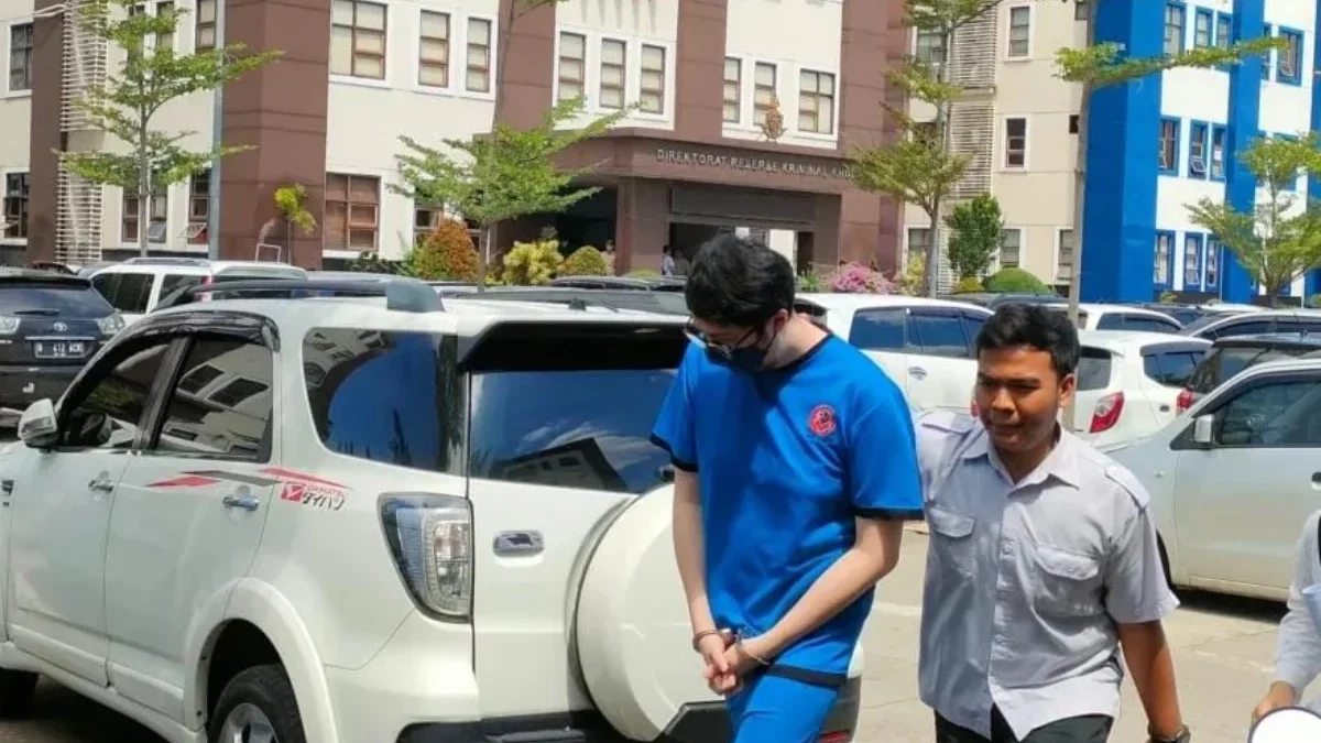 Ist. Priguna Anugerah Pratama saat ditetapkan sebagai tersangka dalam kasus pelecehan seksual di RSHS Bandung. Foto. Sandi Nugraha.