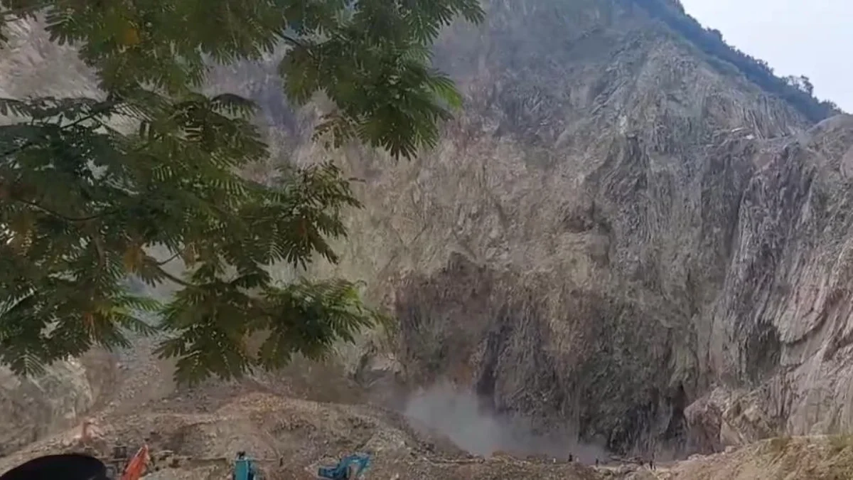 Longsor susulan terjadi di Gunung Kuda, Kabupaten Cirebon dan menyebabkan evakuasi dihentikan sementara.-Foto: Dedi Haryadi-radarcirebon.com