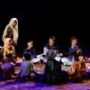 Sejumlah pelajar menampilkan pertunjukan permainan tradisional secara teatrikal dalam Festival Permainan Rakyat Jawa Barat di di Teater Tertutup Taman Budaya Jawa Barat, Kota Bandung, Kamis (26/6/2025). Foto: Dimas Rachmatsyah / Jabar Ekspres