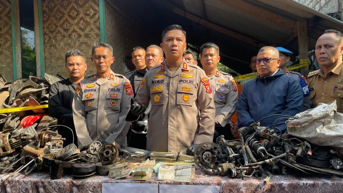 Polres Cimahi Bongkar Jaringan Penadah Motor Curian di Bandung Barat, Ratusan Suku Cadang Diamankan