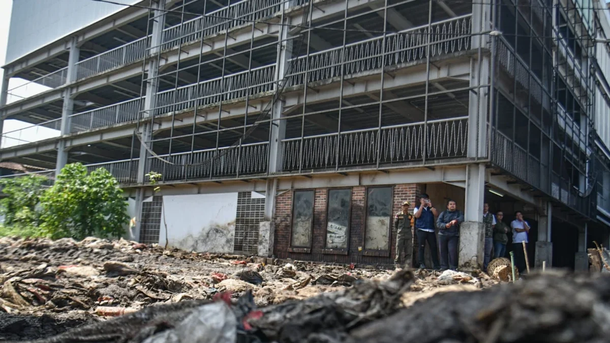 Gedung Baru Pasar Cihaurgeulis Mulai Diisi, Perumda Sebut Sempat Terkendala Audit dan Kasus Hukum Sejumlah warga berada di bangunan luar Pasar Cihaurgeulis yang sempat mangkrak, Kota Bandung, Rabu (25/6). Foto: Dimas Rachmatsyah / Jabar Ekspres