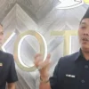Anggota Komisi III DPRD Kota Bandung Andri Rusmana dan AA Abdul Rozak, saat menanggapi rencana peluncuran Angkot Pintar dalam mengatasi kemacetan di Gedung DPRD Kota Bandung, Jalan Sukabumi, Rabu, 25 Juni 2025.
