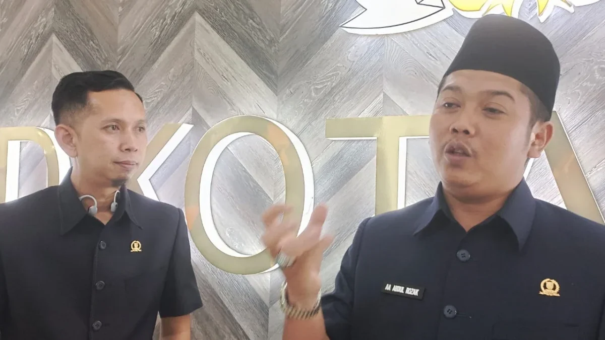 Anggota Komisi III DPRD Kota Bandung Andri Rusmana dan AA Abdul Rozak, saat menanggapi rencana peluncuran Angkot Pintar dalam mengatasi kemacetan di Gedung DPRD Kota Bandung, Jalan Sukabumi, Rabu, 25 Juni 2025.