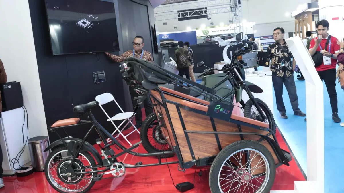 Becak Listrik LEN Mejeng di Indo Defence 2024, Warisan Lokal Rasa Masa depan Becak Listrik produksi PT LEN yang ikut ditampilkan dalam INDO DEFENCE 2024.