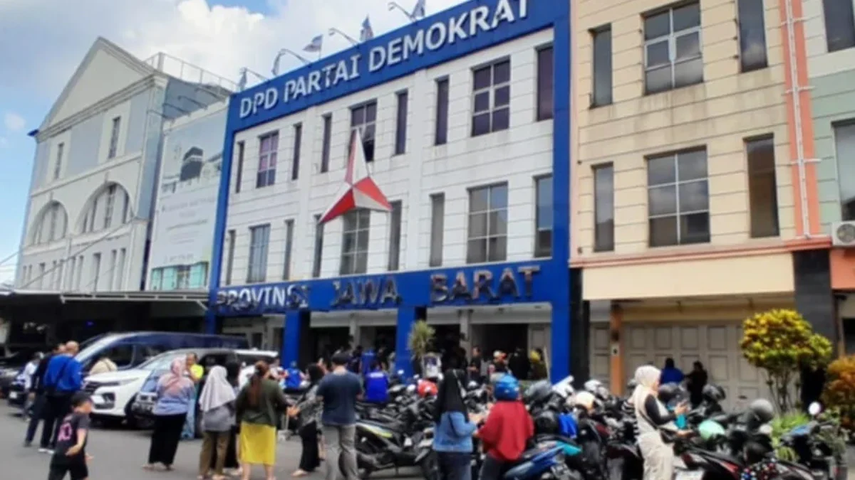 Dalam rangka memperingati Idul Adha, DPD Partai Demokrat Jawa Barat melaksanakan berbagi daging kurban yang diberikan kepada masyarakat.