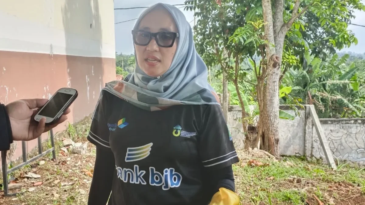BERIKAN PENJELASAN: Kepala SMAN 1 Cikalong Wetan, Neneng Titin Suryati memastikan SPMB tahun 2025 berjalan dengan transparansi dan adaptasi terhadap regulasi baru.
