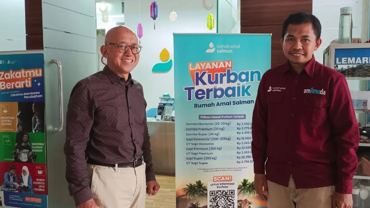Ketua Pengurus Rumah Amal Salman, Mipi Ananta Kusuma (kiri) dan Direktur Rumah Amal Salman, Syachrial, tengah mempersiapkan proses penyaluran hewan kurban kepada warga.