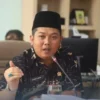 BERIKAN PENJELASAN: Ketua Pansus 8 DPRD Kota Bandung, AA Abdul Rozak saat menjelaskan Rancangan Peraturan Daerah (Raperda) tentang Fasilitasi Penyelenggaraan Pesantren dalam rapat pansus 8 DPRD Kota Bandung.