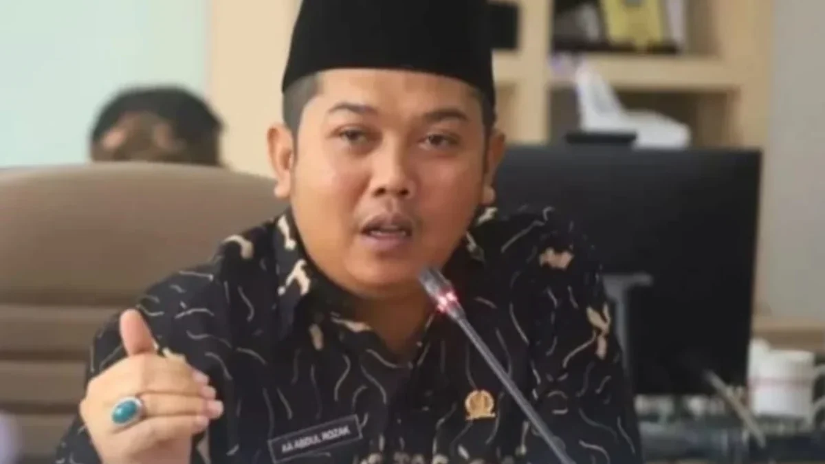Pansus 8 DPRD Kota Bandung Perkuat Peran Pesantren sebagai Pilar Pendidikan Karakter BERIKAN PENJELASAN: Ketua Pansus 8 DPRD Kota Bandung, AA Abdul Rozak saat menjelaskan Rancangan Peraturan Daerah (Raperda) tentang Fasilitasi Penyelenggaraan Pesantren dalam rapat pansus 8 DPRD Kota Bandung.