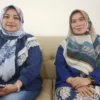 Kepala SMAN 12 Bandung, Enok Nurjanah, M.Pd.I., (kanan) saat memberikan penjelasan mengenai pendaftaran SPMB SMAN 12 Bandung, Kamis, 12 Juni 2025.