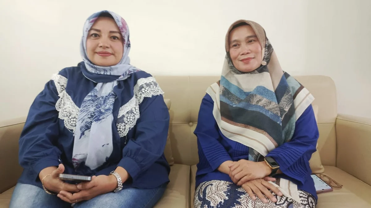 Kepala SMAN 12 Bandung, Enok Nurjanah, M.Pd.I., (kanan) saat memberikan penjelasan mengenai pendaftaran SPMB SMAN 12 Bandung, Kamis, 12 Juni 2025.