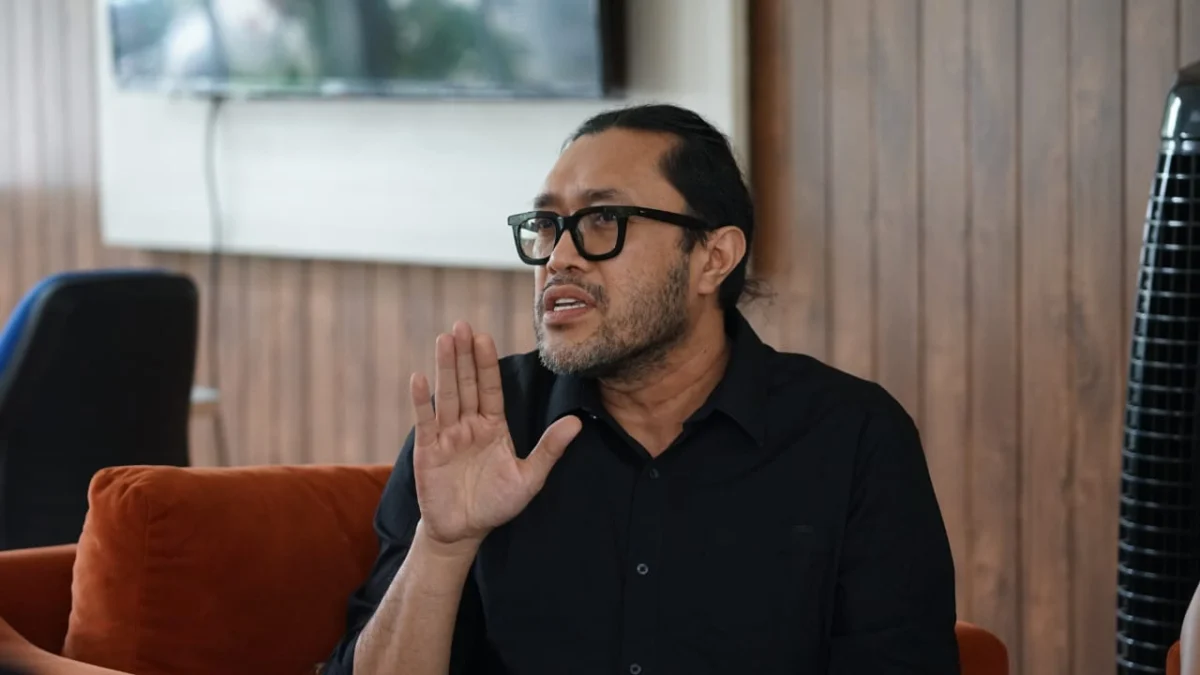 Ono Surono Dukung Sekolah Masuk Lebih Pagi Wakil Ketua DPRD Jabar Ono Surono mendukung sekolah Senin-Jumat dan masuk pagi pukul 06.30 WIB.