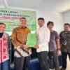PENYERAHAN DOKUMEN: Ketua Program Studi Perbankan Syariah, Agung Apriana saat asesmen Program Studi Perbankan Syariah STEI Al Amar Subang oleh LAMEMBA pada 10-11 Juni 2025.