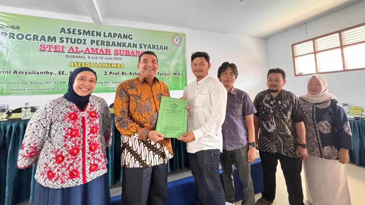 PENYERAHAN DOKUMEN: Ketua Program Studi Perbankan Syariah, Agung Apriana saat asesmen Program Studi Perbankan Syariah STEI Al Amar Subang oleh LAMEMBA pada 10-11 Juni 2025.