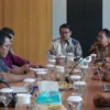 PIMPIN RAPAT: Kepala BBWS Citarum, Mochammad Dian Alma’ruf, saat memimpin rapat dengan para pemilik usaha jembatan apung Kabupaten Karawang, di Kantor Balai Besar Wilayah Sungai, Kota Bandung, Jumat, 13 Juni 2025.