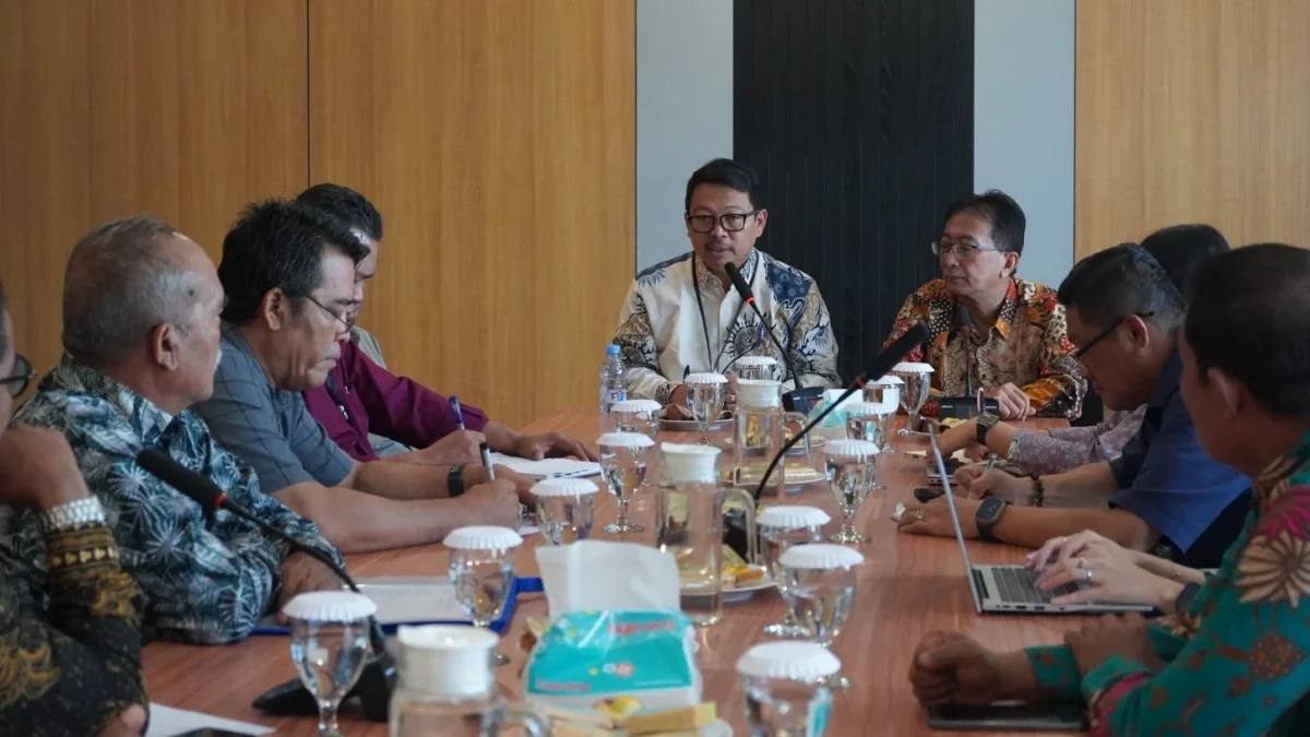 PIMPIN RAPAT: Kepala BBWS Citarum, Mochammad Dian Alma’ruf, saat memimpin rapat dengan para pemilik usaha jembatan apung Kabupaten Karawang, di Kantor Balai Besar Wilayah Sungai, Kota Bandung, Jumat, 13 Juni 2025.