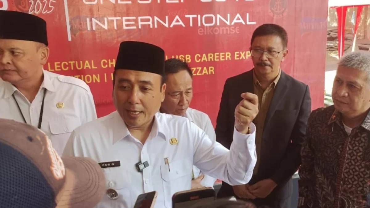 USB Fair 2025: Jembatani Lulusan ke Dunia Kerja, Target Serap 80 Persen Pencari Kerja Wakil Wali Kota Bandung Erwin saat meninjau USB Fair dan Career Expo di Jalan P.H.H. Mustofa No. 68, Bandung, pada Rabu (4/6/2025).