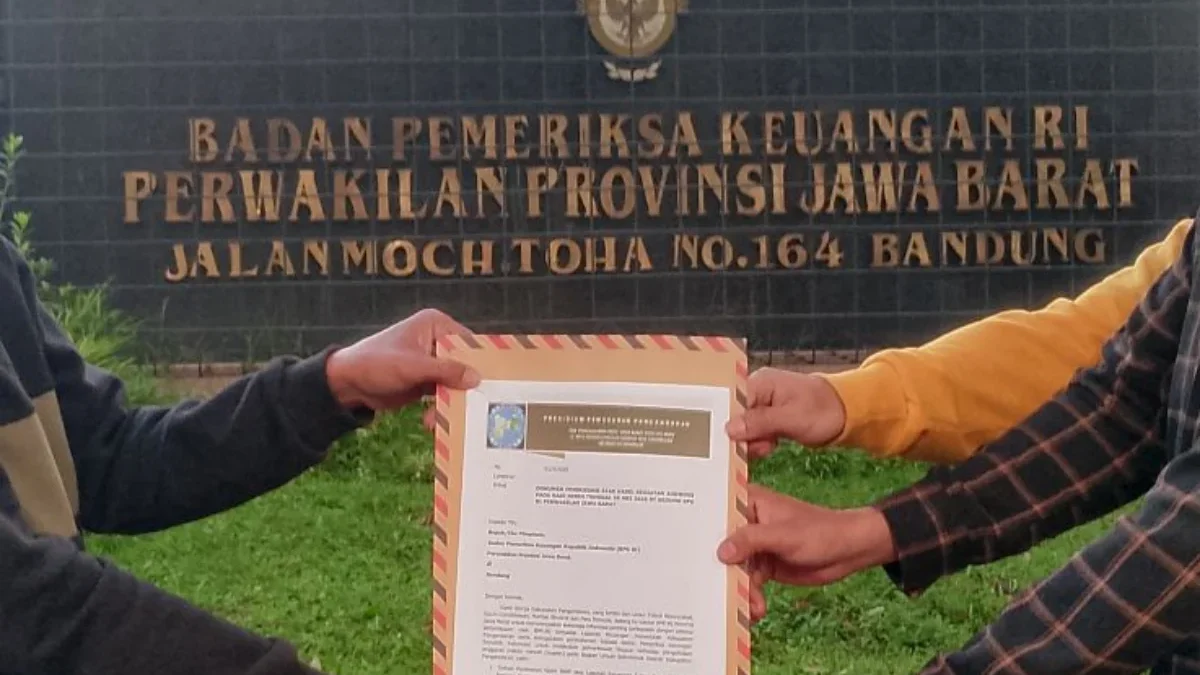Dua Tahun Berturut Opini WDP, Fiskal Pangandaran Dipertanyakan! Perwakilan presidium menyerahkan dokumen ke BKP Provinsi Jabar terkait kondisi fiskal kabupaten Pangandaran belum lama ini. (Istimewa)
