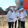 Wali Kota Bogor, Dedie A. Rachim beserta jajaran saat meninjau proyek pembangunan gedung SDN Cimahpar 3 di area SMPN 23, Kecamatan Bogor Utara. (Yudha Prananda / Jabar Ekspres)