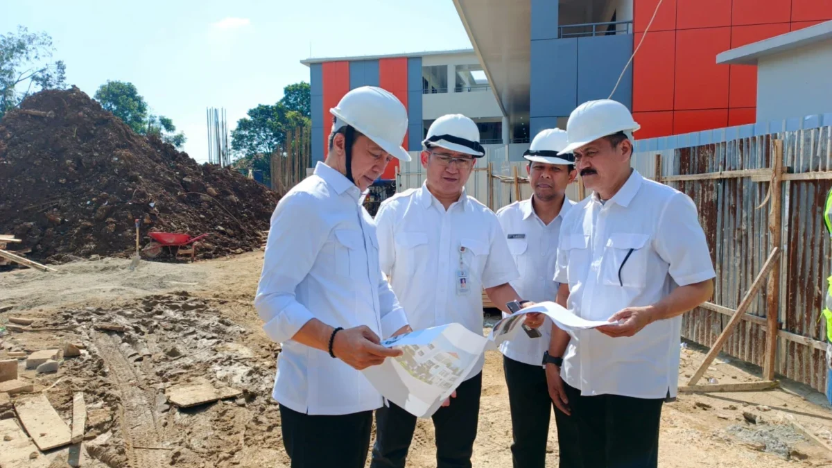 Tambah Dua SMP Negeri Baru, Pemkot Bogor Kekurangan Guru Wali Kota Bogor, Dedie A. Rachim beserta jajaran saat meninjau proyek pembangunan gedung SDN Cimahpar 3 di area SMPN 23, Kecamatan Bogor Utara. (Yudha Prananda / Jabar Ekspres)