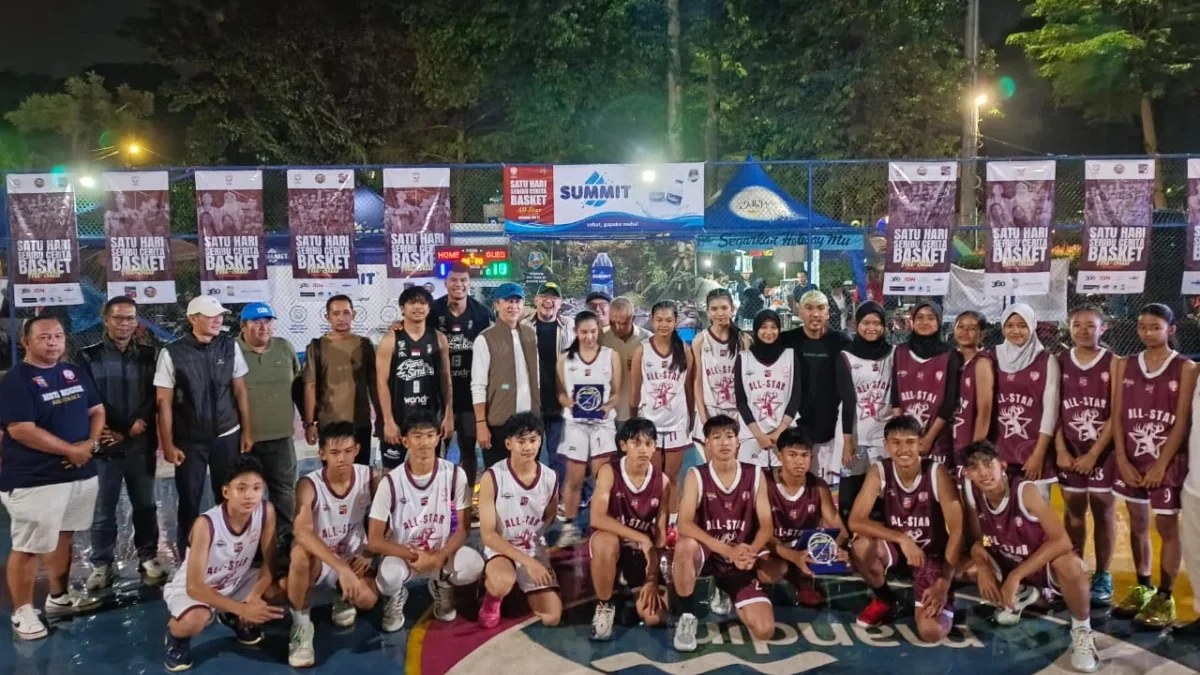 Wali Kota Bogor, Dedie A. Rachim dan jajaran bersama sejumlah Atlet Bola Basket Kota Bogor. (Yudha Prananda / Jabar Ekspres)