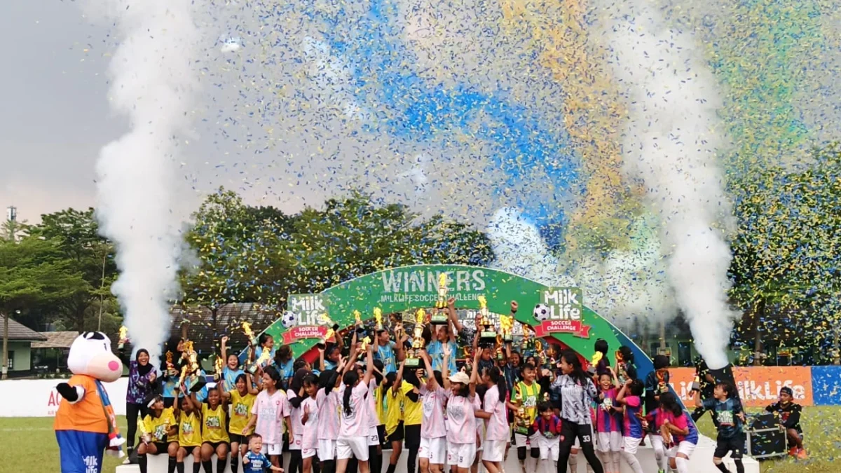 Potret penutupan gelaran MilkLife Soccer Chellenge Bandung 2025, di lapangan PPI Pussenif, Minggu (1/6). (Sadam Husen / JE)