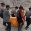 Ist. Tim SAR gabungan saat berhasil melakukan evakuasi korban longsor di gunung kuda Cirebon. Dok Jabar Ekspres.