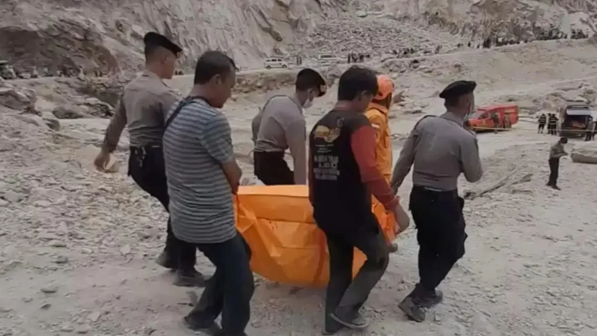 Ist. Tim SAR gabungan saat berhasil melakukan evakuasi korban longsor di gunung kuda Cirebon. Dok Jabar Ekspres.