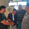 Seorang pencuri motor di Bogor dipukuli warga dan telah diamankan polisi. Foto/Sandika