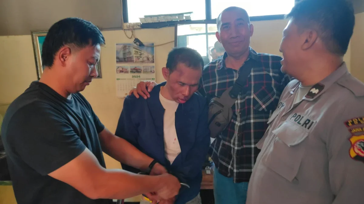 Seorang pencuri motor di Bogor dipukuli warga dan telah diamankan polisi. Foto/Sandika
