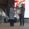 Kepala UPTD Pasar Cimahi,Andri Gunawan saat Menerima Penghargaan Lomba Pasar Rakyat Juara Tiga Nasional dari BPOM Tahun 2024 (Dok: UPTD Pasar Cimahi)