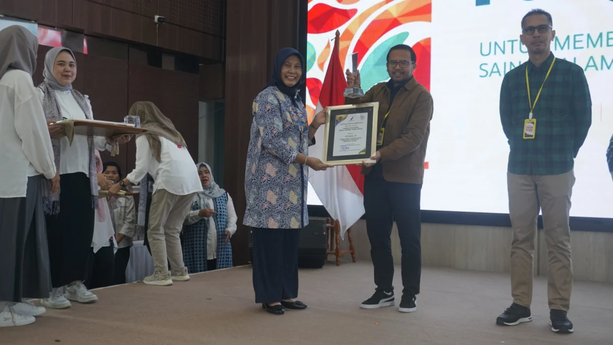 Berkat Inovasi, Pasar Atas Baru Cimahi Torehkan 13 Penghargaan Nasional Kepala UPTD Pasar Cimahi,Andri Gunawan saat Menerima Penghargaan Lomba Pasar Rakyat Juara Tiga Nasional dari BPOM Tahun 2024 (Dok: UPTD Pasar Cimahi)