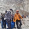 Ist. Proses evakuasi korban longsor di Gunung Kuda Cirebon. Dok. Jabar Ekspres.