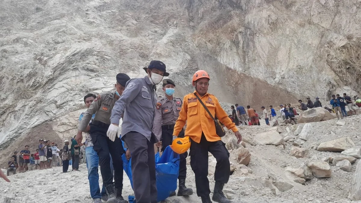 Ist. Proses evakuasi korban longsor di Gunung Kuda Cirebon. Dok. Jabar Ekspres.