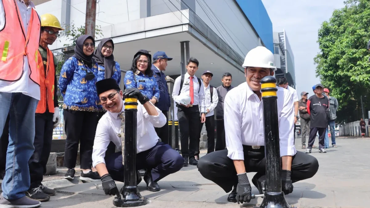 Ngatiyana Pastikan PKL Alun-Alun Cimahi Tak Lagi Semrawut? Wali Kota dan Wakil Wali Kota Cimahi, Ngatiyana-Adithia saat Monitoring Tiang Penutup Jalan di Alun-alun Cimahi. (Mong / Jabar Ekspres)