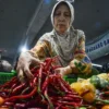 Pedagang merapikan cabai di Pasar Kosambi, Kota Bandung, Senin (2/6). Foto: Dimas Rachmatsyah / Jabar Ekspres