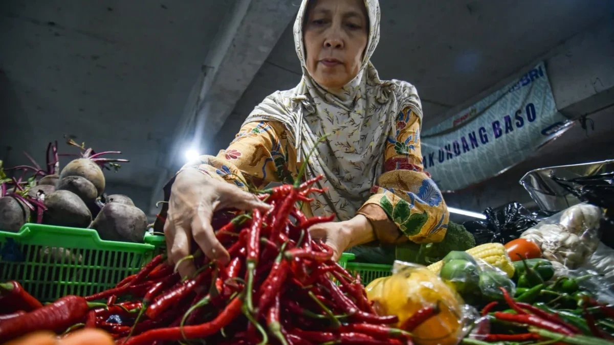Pedagang merapikan cabai di Pasar Kosambi, Kota Bandung, Senin (2/6). Foto: Dimas Rachmatsyah / Jabar Ekspres