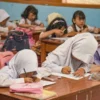 Siswa sekolah dasar di salah satu sekolah di Jawa Barat sedang belajar di ruang kelas. Menindaklanjuti SE Gubernur, siswa masuk pukul 06.30 WIB Sabtu-Minggu libur. (dok/Jabar Ekspres)
