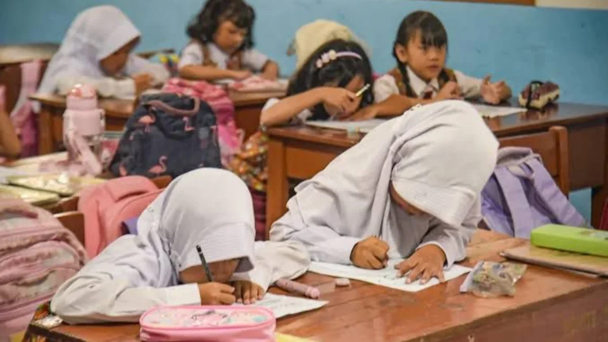 Siswa sekolah dasar di salah satu sekolah di Jawa Barat sedang belajar di ruang kelas. Menindaklanjuti SE Gubernur, siswa masuk pukul 06.30 WIB Sabtu-Minggu libur. (dok/Jabar Ekspres)