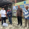 Wali Kota Banjar H Sudarsono secara simbolis menyerahkan bantuan benih ikan dalam program Berdaya pangan di halaman Kantor Dinas Ketahanan Pangan, Pertanian, dan Perikanan Kota Banjar, Selasa (3/6/2026). (Cecep Herdi/Jabar Ekspres)