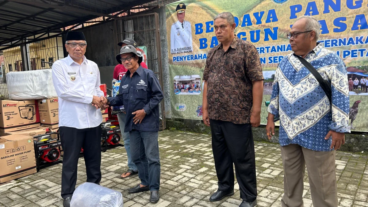 Wali Kota Banjar H Sudarsono secara simbolis menyerahkan bantuan benih ikan dalam program Berdaya pangan di halaman Kantor Dinas Ketahanan Pangan, Pertanian, dan Perikanan Kota Banjar, Selasa (3/6/2026). (Cecep Herdi/Jabar Ekspres)
