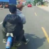 Aksi dua orang tidak dikenal (OTK) viral di media sosial setelah nekat memberhentikan truk secara tiba-tiba, di Jalan Raya Ciaro, Nagreg, Kabupaten Bandung. Foto tangkapan layar