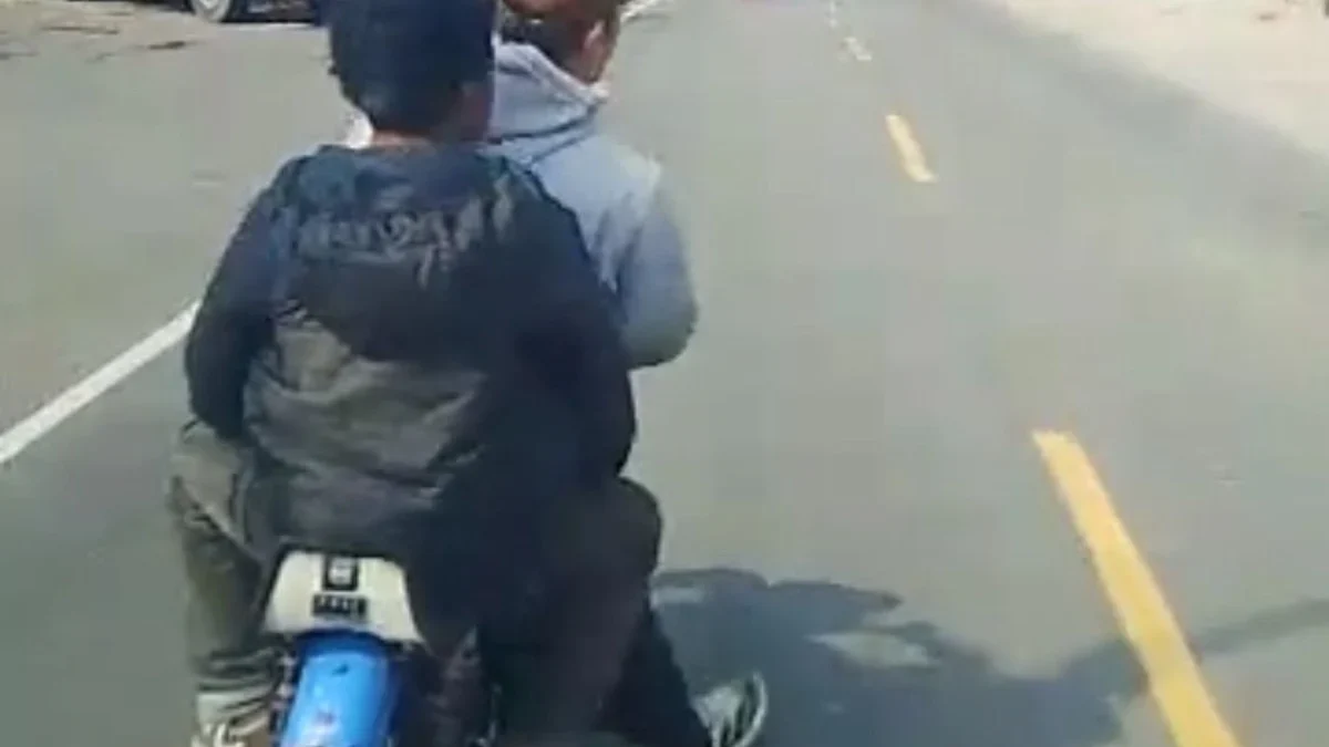 Viral Penghadangan Truk oleh OTK di Nagreg, Polisi Amankan Satu Orang! Aksi dua orang tidak dikenal (OTK) viral di media sosial setelah nekat memberhentikan truk secara tiba-tiba, di Jalan Raya Ciaro, Nagreg, Kabupaten Bandung. Foto tangkapan layar