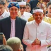 Gubernur Jawa Barat, Dedi Mulyadi bersama Wali Kota Bogor, Dedie A. Rachim usai menghadiri rapat paripurna dalam rangka HJB ke-543 di Gedung DPRD Kota Bogor, Selasa (3/6).