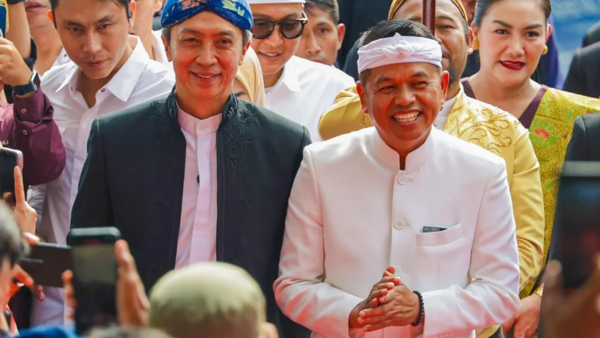HJB ke-543, KDM Tekankan Nilai Sejarah di Tengah Perubahan Zaman Gubernur Jawa Barat, Dedi Mulyadi bersama Wali Kota Bogor, Dedie A. Rachim usai menghadiri rapat paripurna dalam rangka HJB ke-543 di Gedung DPRD Kota Bogor, Selasa (3/6).