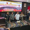 Kasat Reskrim Polresta Bogor Kota, AKP Aji Riznaldi Nugroho bersama jajarannya menunjukkan sejumlah barang bukti senjata tajam, Selasa (3/6). (Yudha Prananda / Jabar Ekspres)