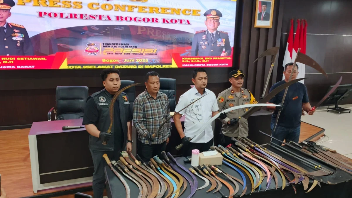 Kasat Reskrim Polresta Bogor Kota, AKP Aji Riznaldi Nugroho bersama jajarannya menunjukkan sejumlah barang bukti senjata tajam, Selasa (3/6). (Yudha Prananda / Jabar Ekspres)